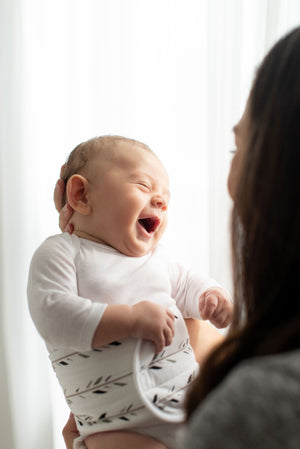 mom holding baby in feathers print organic cotton memeeno baby belly bloomer