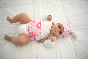 memeeno bouquet organic cotton belly band for colic relief top view on baby