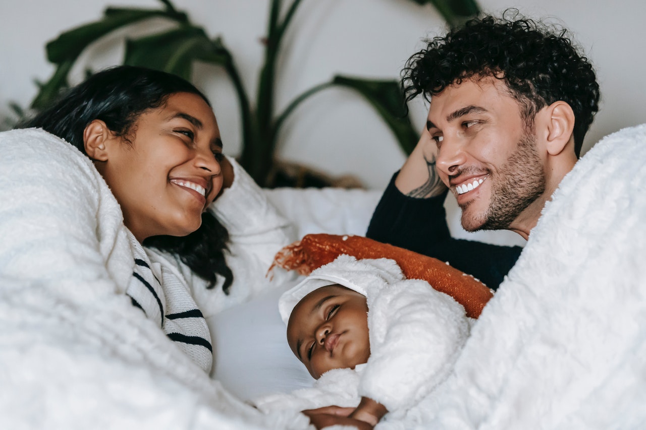 MEMEENO Blog: Does CO-sleeping make your child clingy?