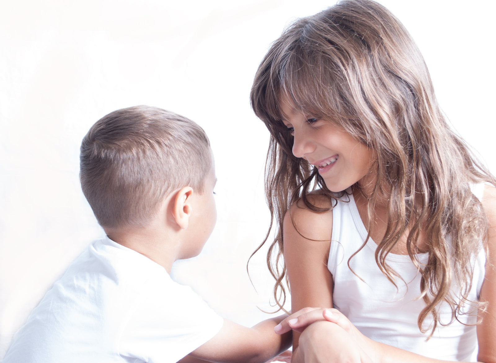 the inspiration of memeeno the founders two kids mimi and ameeno sitting together