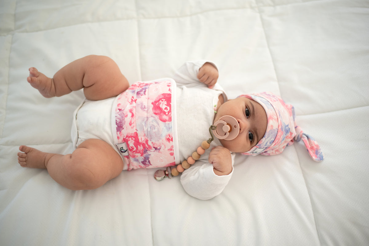 memeeno bouquet organic cotton belly band for colic relief top view on baby